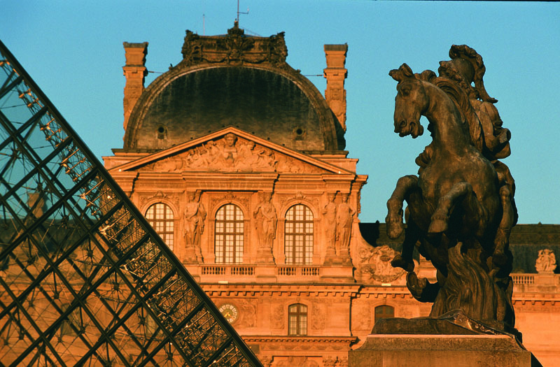 musee du louvre et pyramide du louvre -Pavillon de l'horloge © Carmen MoyaDavid Lefranc Office de tourisme de Paris